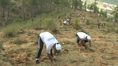 Volunteers breaking the world tree planting record in Bhutan (02 May 2015)