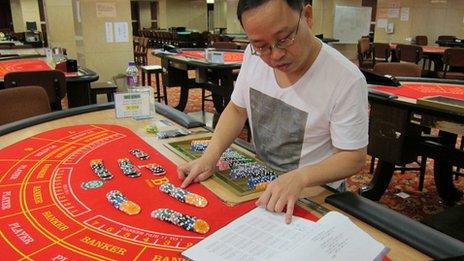 Ng Hoi Wing рассчитывает выплаты фишек на руках в баккаре