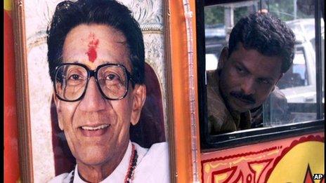 Водитель меняет предвыборный автомобиль с портретом Бала Теккерея, лидера боевой правой партии Hindu Shiv Sena, в Бомбее, среда, 1 сентября 1999 г.