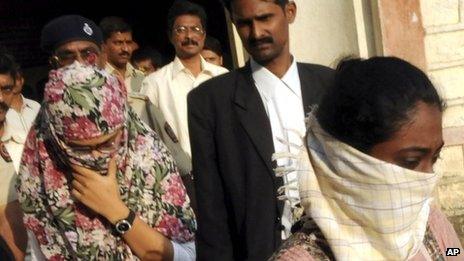Шахин Дхада (слева) и Рену Сринивас, арестованные за свои публикации в Facebook, покидают суд в Мумбаи 20 ноября 2012 г.