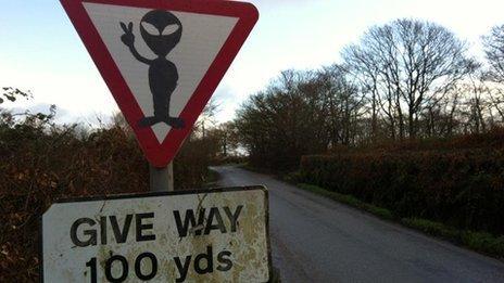 Alien give way sign