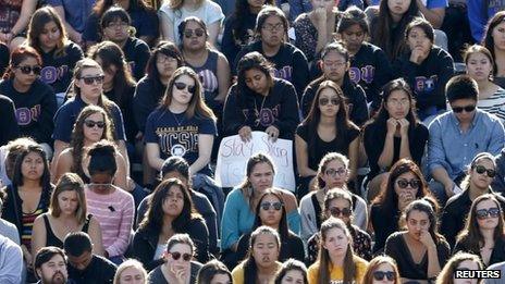 Скорбят студенты Калифорнийского университета в Санта-Барбаре (27 мая 2014 г.)