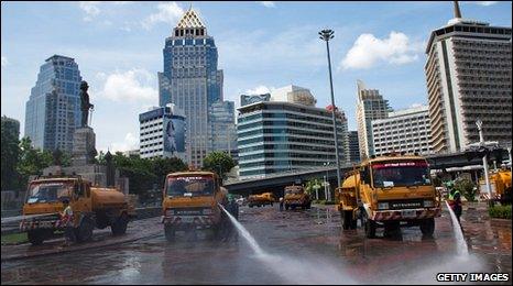 Street cleaning vehicles in Bangkok, Thailand (21 May 2010)