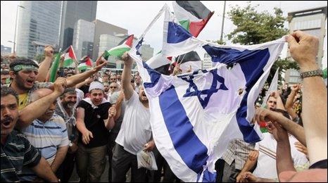 Demonstrators outside the Israeli consulate in Istanbul