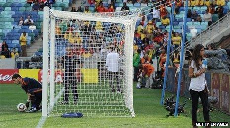 Spanish goalkeeper Iker Casillas (r) Sara Carbonero (r)