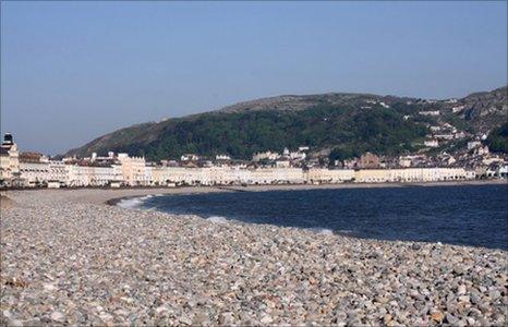 Seaside Towns 'earn Wales £300m' - BBC News