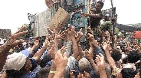 Pakistani soldiers distribute aid