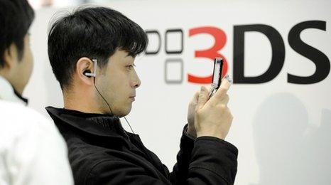 A gamer tries out the new Nintendo 3DS