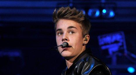 Justin Bieber nude photo on computer theft a 'hoax' - BBC News