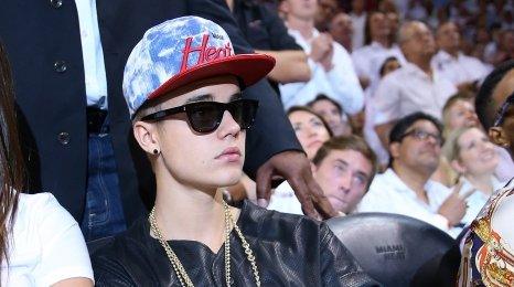 Justin Bieber criticised for Stanley Cup ice hockey photo - BBC News