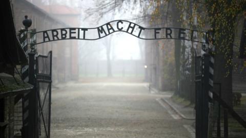¿Quién fue el primer hombre en entrar a Auschwitz tras su liberación
