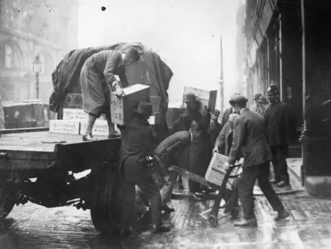 Getty Images An image taken on 12 May 1926 shows a group of students unloading crates of champagne at a leading hotel in Birmingham on the ninth day of the Great Strike. 