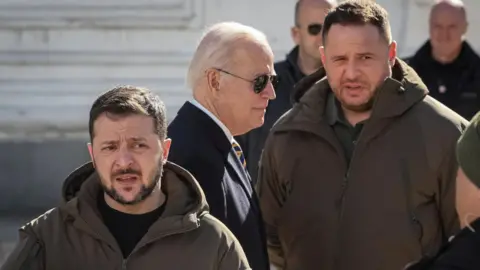 Reuters O presidente dos EUA, Joe Biden, o presidente da Ucrânia, Volodymyr Zelenskiy, e o chefe do gabinete presidencial da Ucrânia, Andriy Yermak, reúnem-se, em meio ao ataque da Rússia à Ucrânia, em Kiev, Ucrânia, em 20 de fevereiro de 2023. REUTERS/Gleb Garanich/Foto de arquivo
