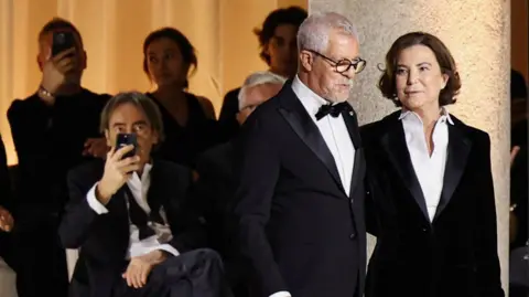 Armani Group'taki Erkekler Stili Başkanı Reuters Leo Dell'orco ve geç moda tasarımcısı Giorgio Armani'nin yeğeni Silvana Armani, Milano, İtalya'da 28 Eylül 2025'te Moda Haftası sırasında Giorgio Armani Bahar/Yaz 2026 koleksiyon şovunun sonunda ortaya çıkıyor.