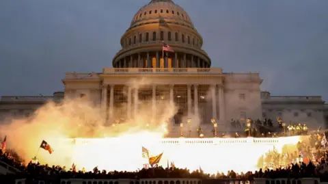 Gambar Reuters menunjukkan gedung Capitol pada hari terjadinya kerusuhan tahun 2021