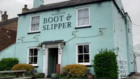Julia Lewis/BBC The Boot and Slipper pub