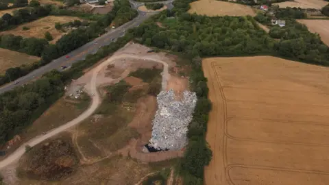 Ayuntamiento de Hinckley y Bosworth. Una toma aérea con dron que muestra los campos y la extensión del vertedero en Leicestershire.