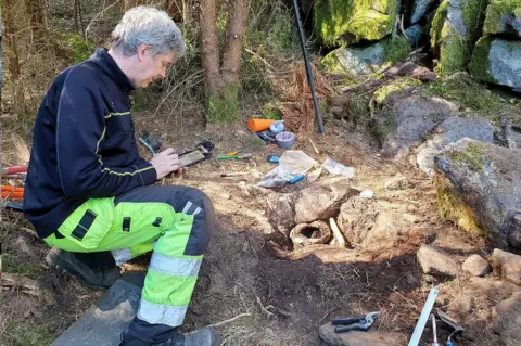 Johanna Lega/vgregion Archaeologist Mats Hellgren working at the site