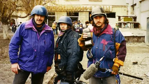 BBC/Jeremy Bowen Jeremy Bowen (left) with colleagues Scott Hillier and Steve Lidgerwood in Grozny in January 1995