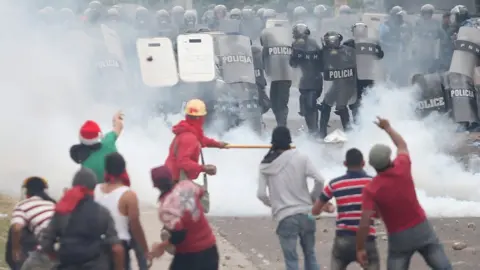 Reuters Supporters of presidential candidate Salvador Nasralla clash with riot police as they wait for official presidential election results in Tegucigalpa, Honduras, 30 November 2017