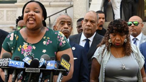 Eric Garner: No federal charges in US 'I can't breathe' death - BBC News