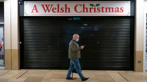 Getty Images A Cardiff shop closed for Christmas on 19 December