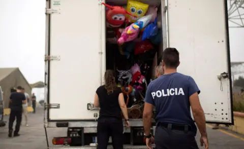 Reuters Police inspecting fairground lorry in Ceuta, 7 Aug 17