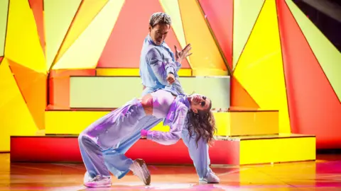  Karen Carney dan Carlos Gu saat pertunjukan langsung di Strictly Come Dancing BBC1.