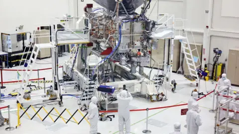 Getty Images La nave espacial Clipper de la NASA Europa se muestra durante una gira de prensa dentro de una sala limpia de las instalaciones de ensamblaje de naves espaciales en el Laboratorio de Propulsión a Chorro (JPL) de la NASA el 11 de abril de 2024 en Pasadena, California. 