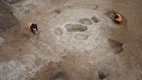 Oxford Archaeology East Archaeologists working at a Bronze Age site in Cambridge