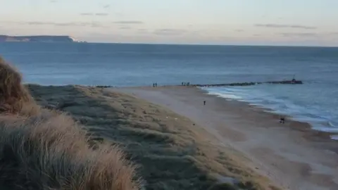 Chris Downer / Geograph Hengistbury Head long groyne