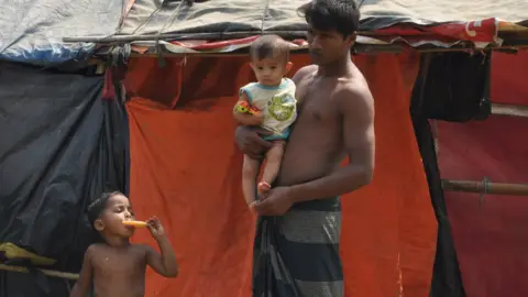 Myanmar's Rohingya stuck in Bangladesh's 'no man's land'
