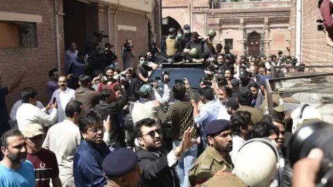 Getty Images Voormalig first lady Bushra Bibi (rechts) en voormalig premier Imran Khan (links) verschijnen op 15 mei 2023 voor de rechtbank van het Hooggerechtshof van Lahore in een corruptiezaak in Lahore, Pakistan.