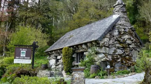 Geograph/Rude Health  Tŷ Hyll, (The Ugly House) in Snowdonia