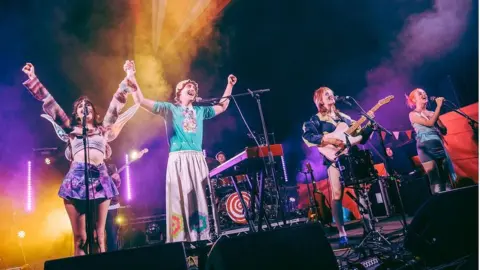 Em Marcovecchio Fizz live on stage