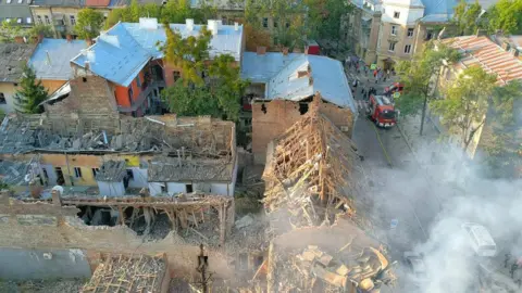 President Volodymyr Zelensky/X Tientallen gebouwen in het hart van Lviv raakten beschadigd