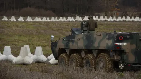 Getty Images Polandia telah meningkatkan pengeluaran pertahanannya dan telah mulai membangun benteng anti-tank di perbatasannya dengan Excave Rusia, Kaliningrad