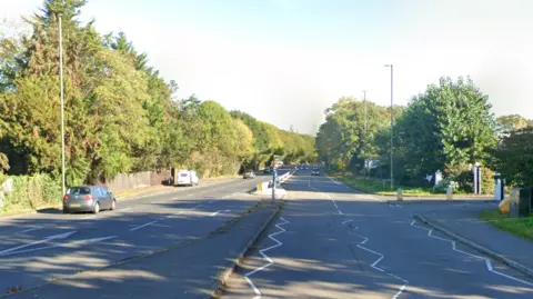 Google streetview shows A309 in Hinchley Wood between Claygate Lane and Hengest Avenue