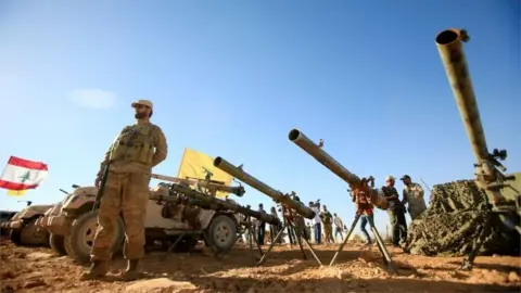 Reuters Hezbollah fighters and artillery in Juroud Arsal (29/07/17)