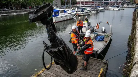 Getty Images Colston statue being retrieved from Bristol harbour