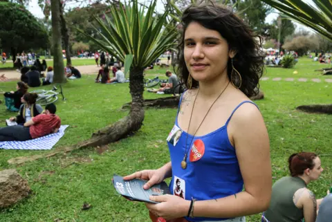 Regina Brunet handing out leaflets for Fernando Haddad