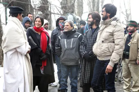 Vishal Bhardwaj (middle) with cast of Haidar