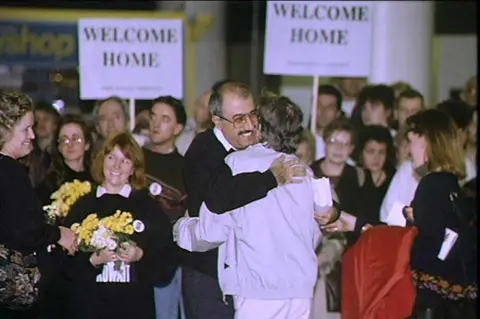 Hostages arrive home from Kuwait in December 1990