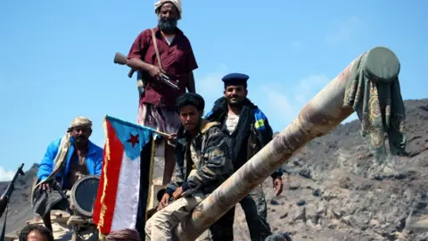 EPA Separatist fighters stationed at a checkpoint in the Khor Maksar district of Aden, Yemen (30 January 2018)