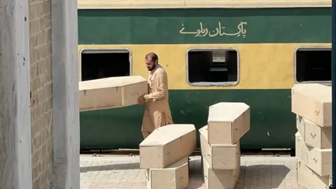 Peti mati kayu BBC terlihat dimuat di stasiun kereta api Quetta