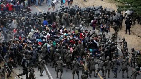 Reuters Las fuerzas de seguridad de Guatemala arremeten contra un grupo masivo de migrantes que iban con ruta a Estados Unidos en enero.