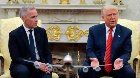 US President Donald Trump (R) meets Canadian Prime Minister Mark Carney 