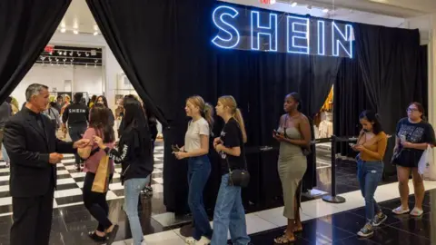 Getty Images Uma fila de compradores faz fila do lado de fora da loja pop-up Shein