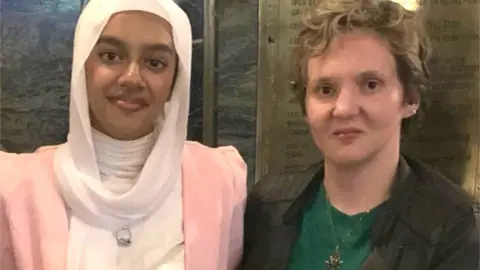 Handout Sabiha with her award