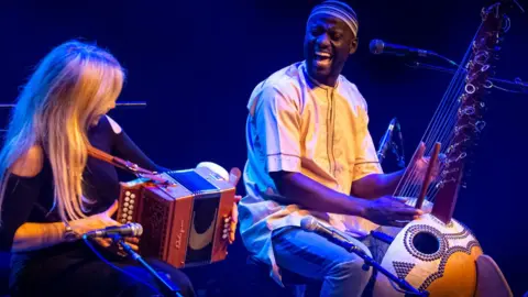 Sharon Shannon (left) & Seckou Keita